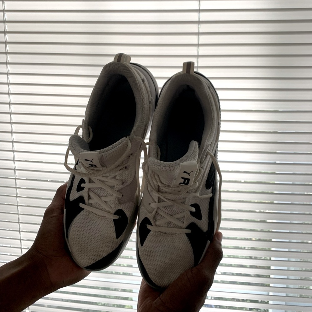 Im selling a gently used pair of Puma DREAMER Basketball shoes.